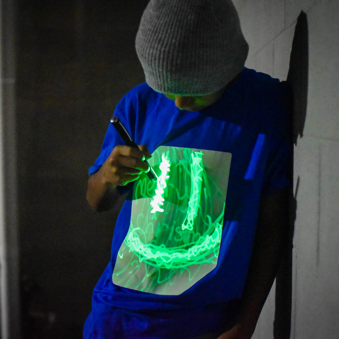 Illuminated Apparel - Kids Interactive Glow T-shirt - Blue/Green