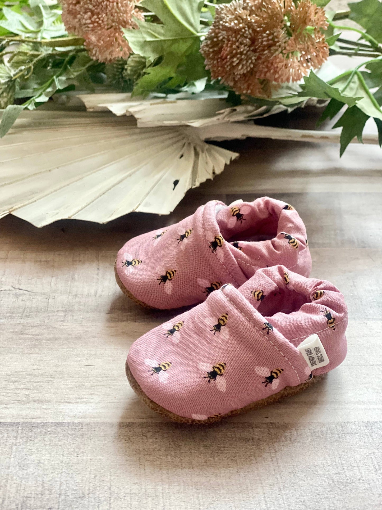 Trendy Baby Mocc Shop - Pink Bees Baby Moccasins
