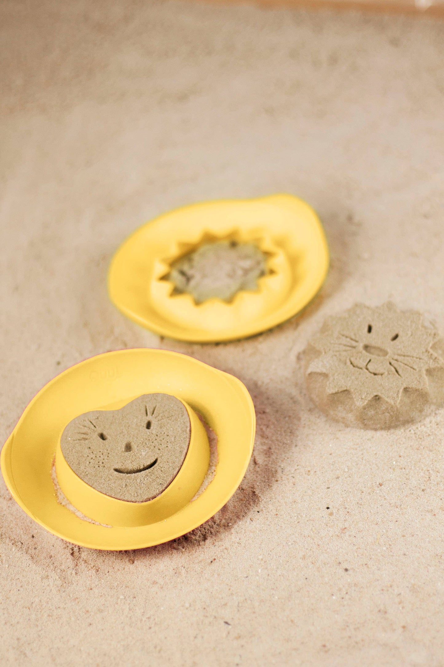 Quut Toys - Quut Beach Set -  Mini Ballo, Cuppi and Magic Sand Shape