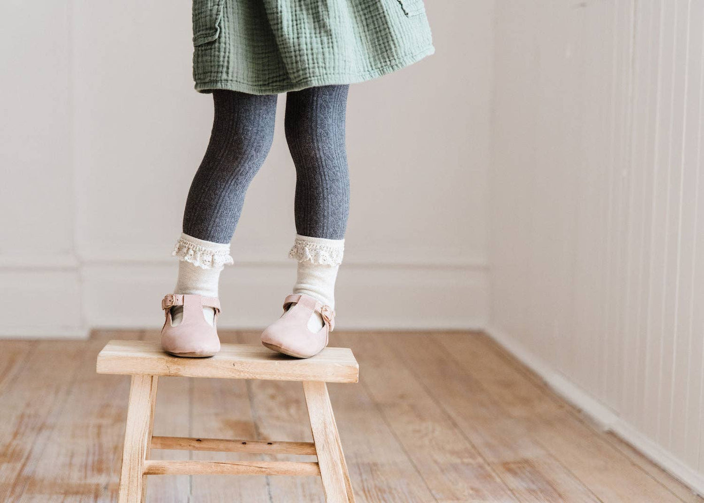 Charcoal Gray Cable Knit Tights: 5-6 YEARS