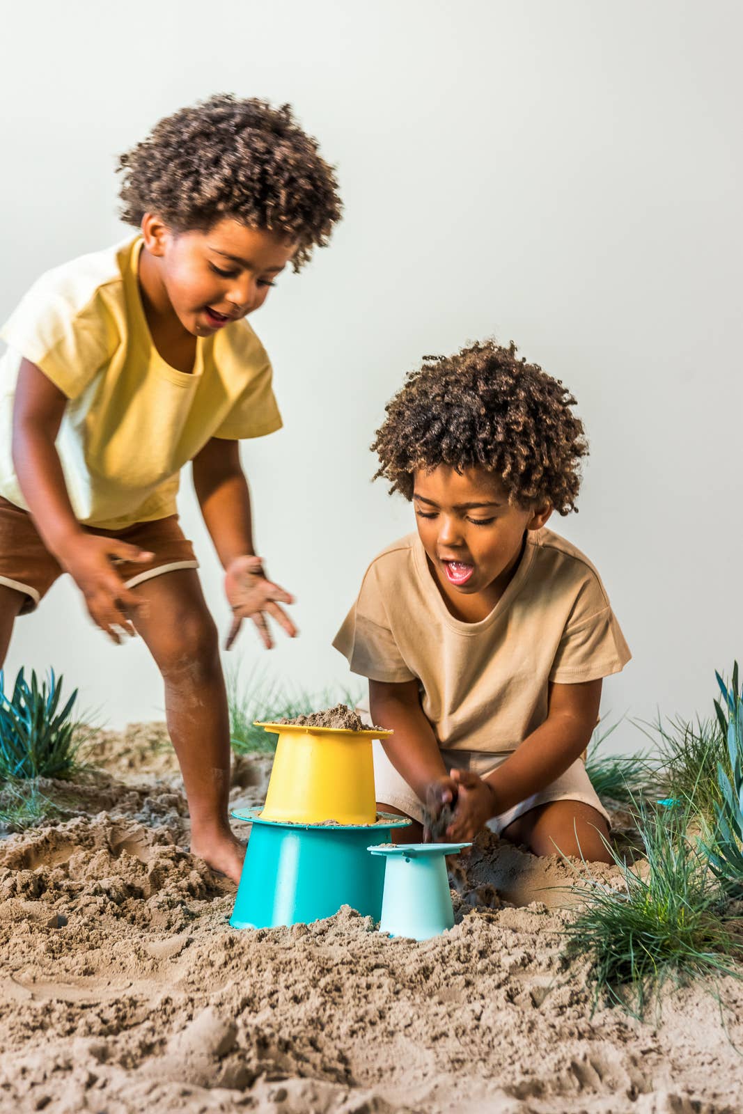 Quut Toys - Quut Alto - Sandcastle builder. Beach and Sand Toy.
