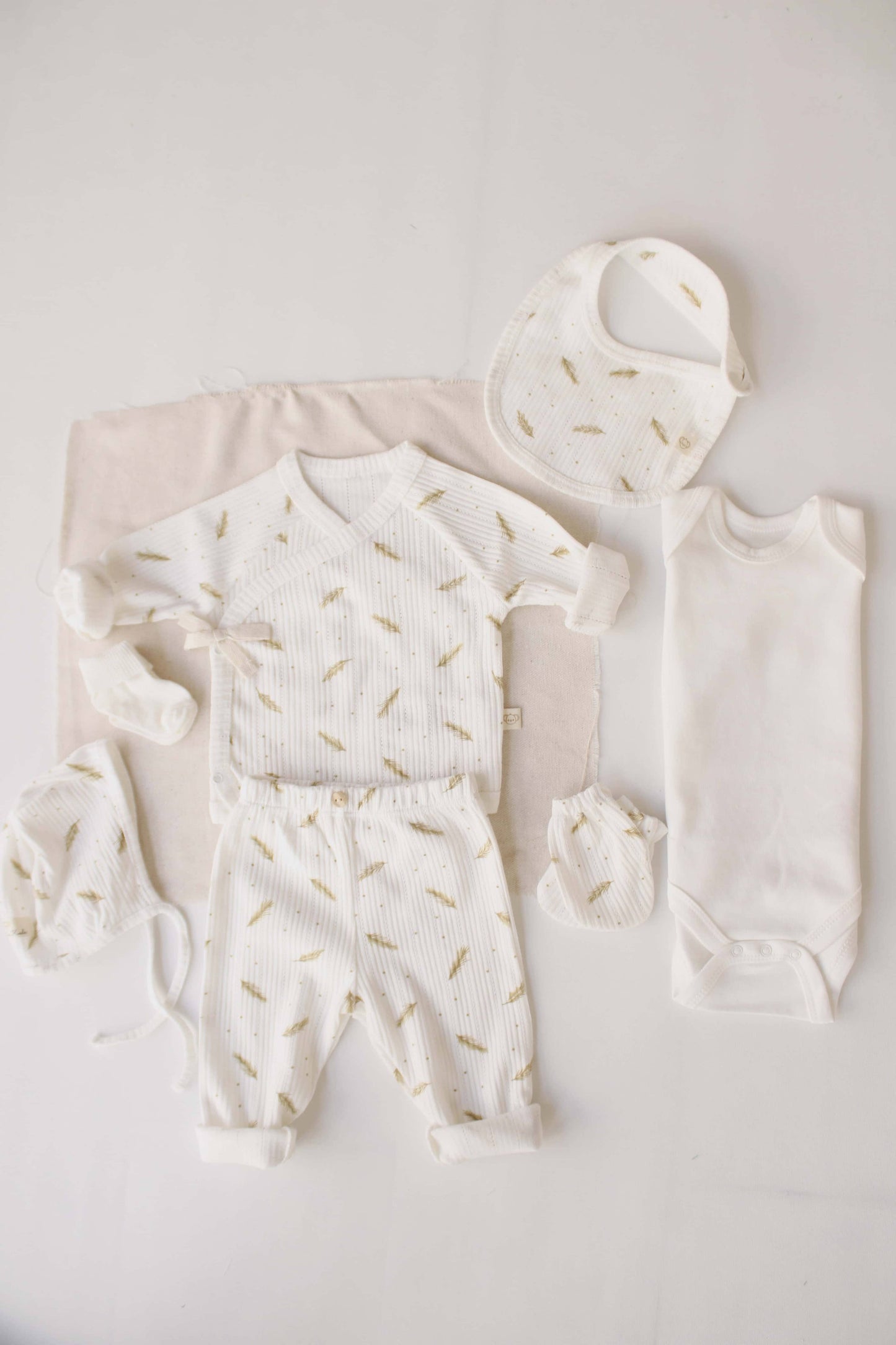Honey and Hive - Ribbed Wheat Patterned 7 Piece Newborn Set