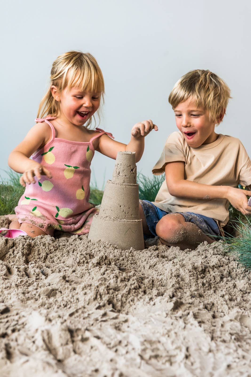 Quut Toys - Quut Alto - Sandcastle builder. Beach and Sand Toy.