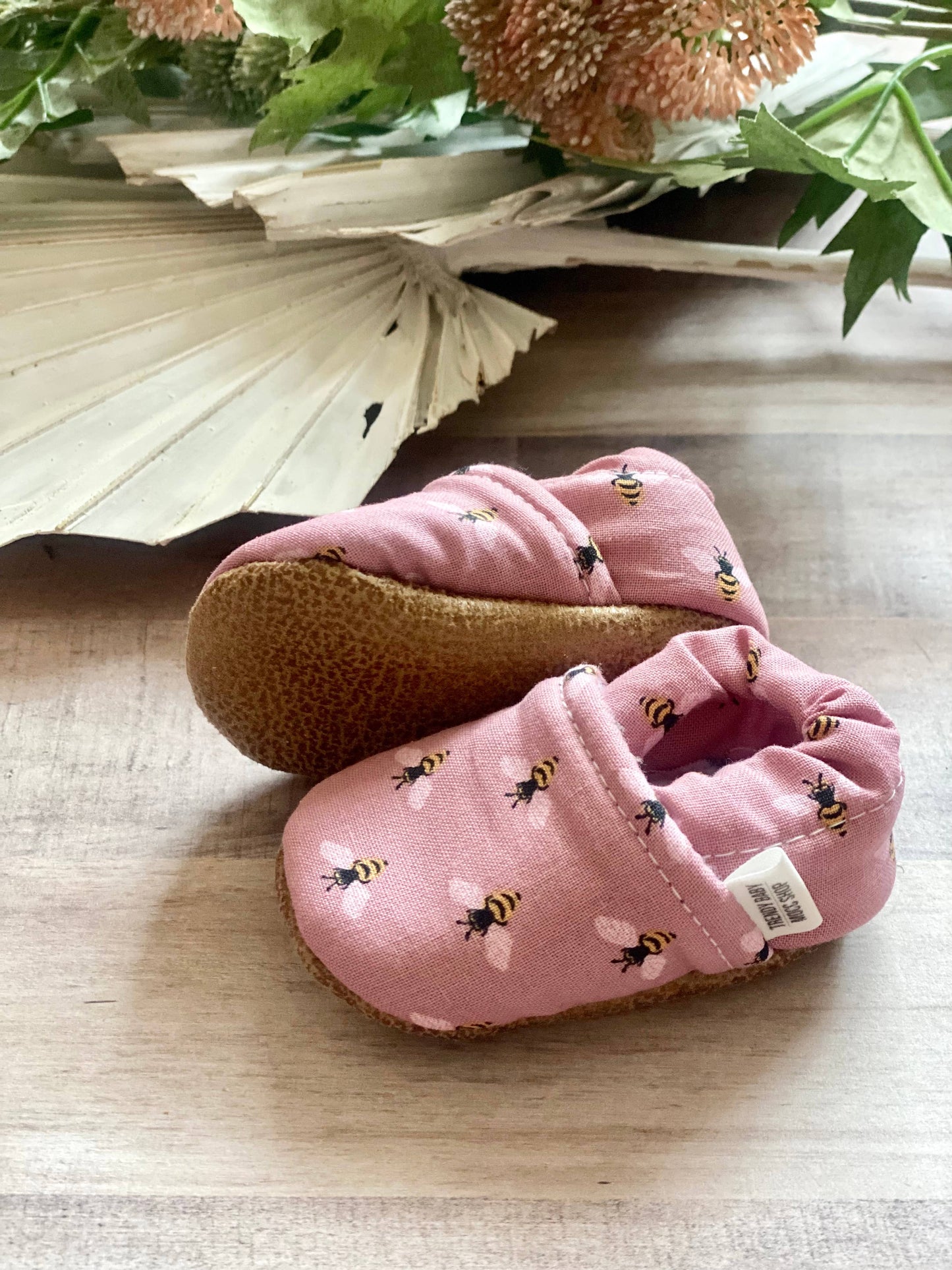 Trendy Baby Mocc Shop - Pink Bees Baby Moccasins