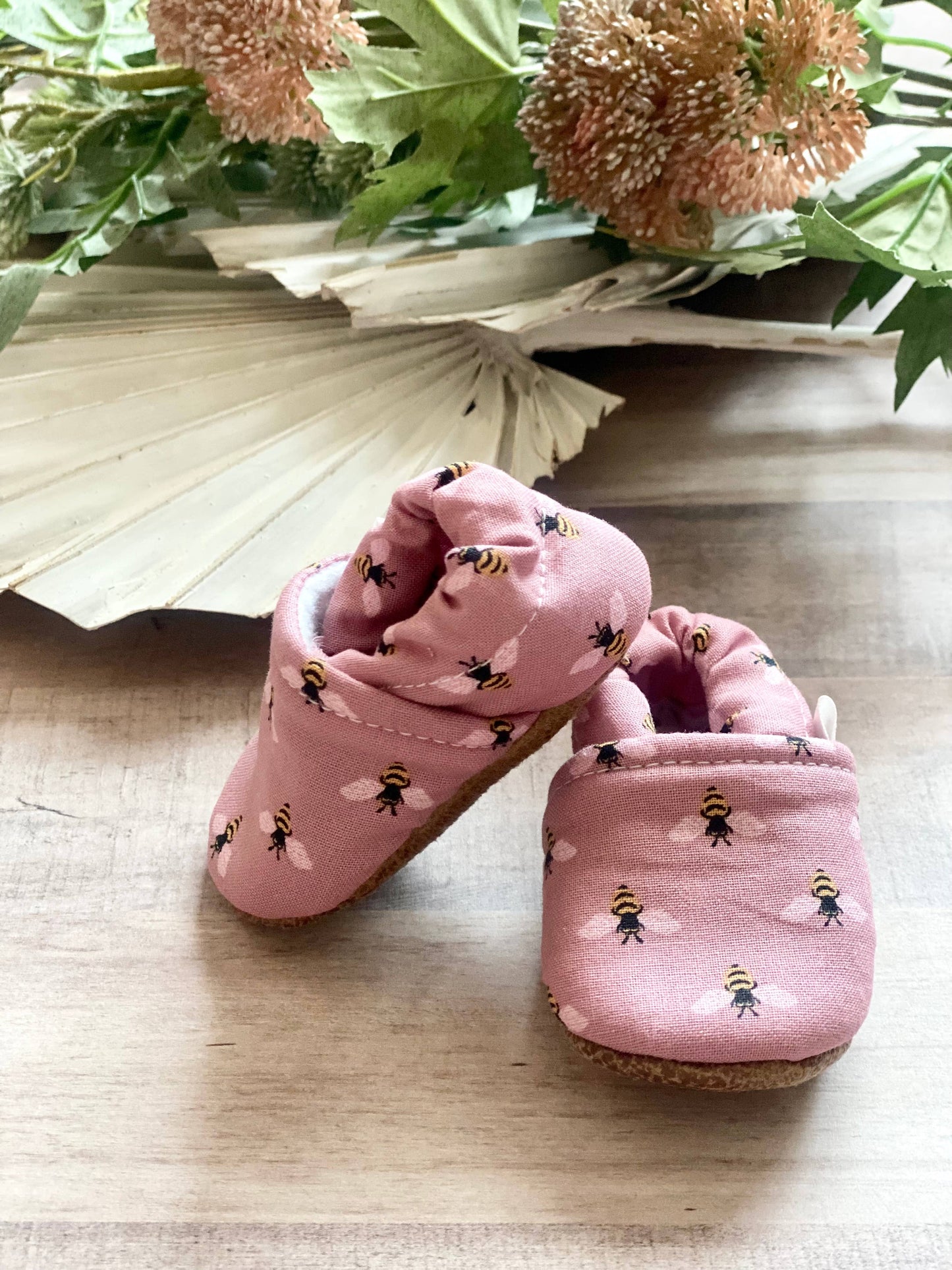 Trendy Baby Mocc Shop - Pink Bees Baby Moccasins